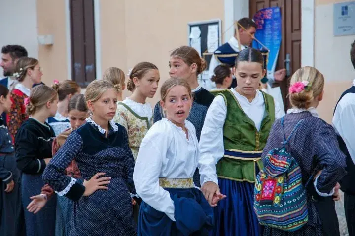 Mlade plesačice u nošnjama okupljene prije nastupa.